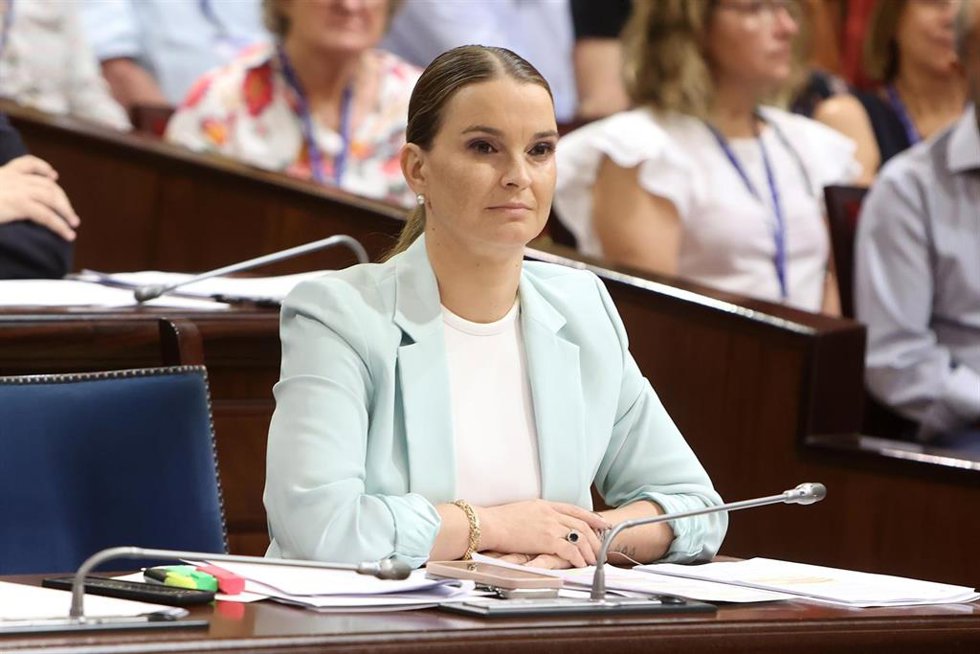Archivo - La presidenta del Govern balear, Marga Prohens, durante una sesión de control en el Parlament. 