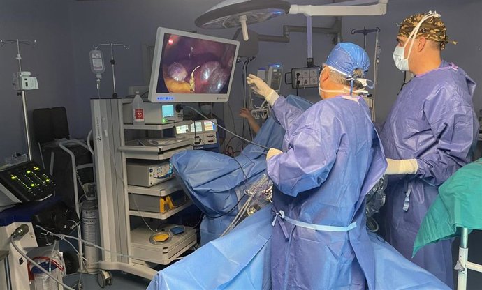 El doctor Lopez Ordoño junto a su equipo observando el tumor en la cirugia hepatica