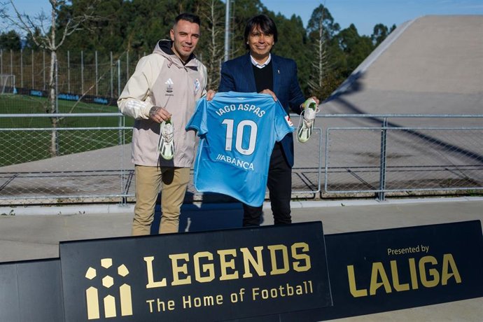 Iago Aspas dona una reliquia de su colección a Legends