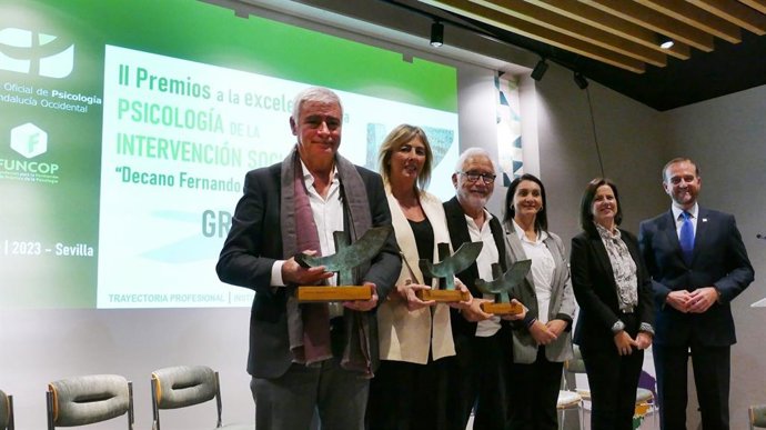 La diputada del Área de Cohesión Social e Igualdad de la Diputación de Sevilla, María Encarnación Fuentes, en la entrega de premios a la Excelencia en Psicología de la Intervencion Social.