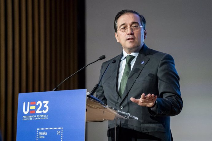 El ministre d'Afers exteriors, Unió Europea i Cooperació, José Manuel Albares, presenta el segell de correus UE 2023, en el Palau Marquès de Salamanca, a 23 de novembre de 2023, a Madrid (Espanya).