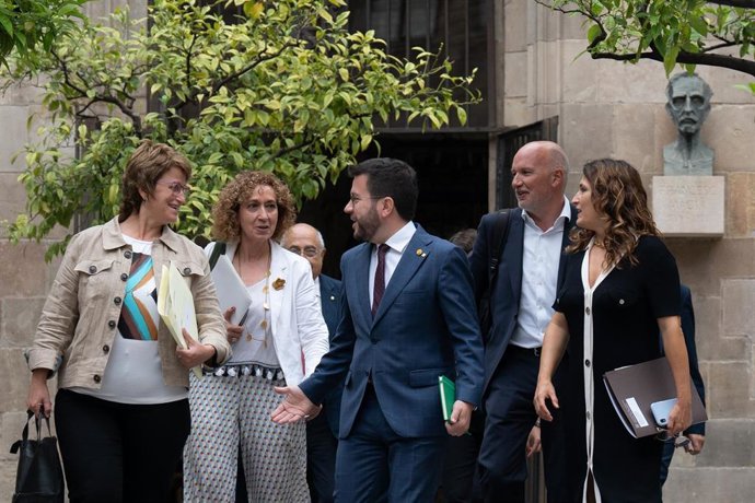 Archivo - (I-D) La consellera de Educación, Anna Simó i Castelló; la consellera de Territorio, Ester Capella; el presidente de la Generalitat, Pere Aragons; el conseller de Acción Climática, David Mascort y la consellera de la Presidencia, Laura Vilagr