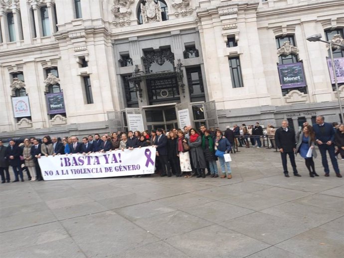 Minuto de silencio en Cibeles por los dos asesinatos machistas ocurridos en Madrid