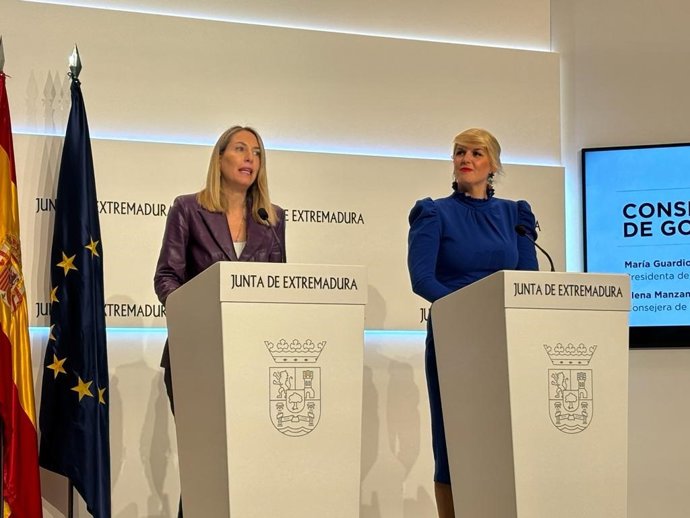 La presidenta de la Junta de Extremadura, María Guardiola, junto con la consejera de Hacienda, Elena Manzano, presentan los Presupuestos de Extremadura para 2024