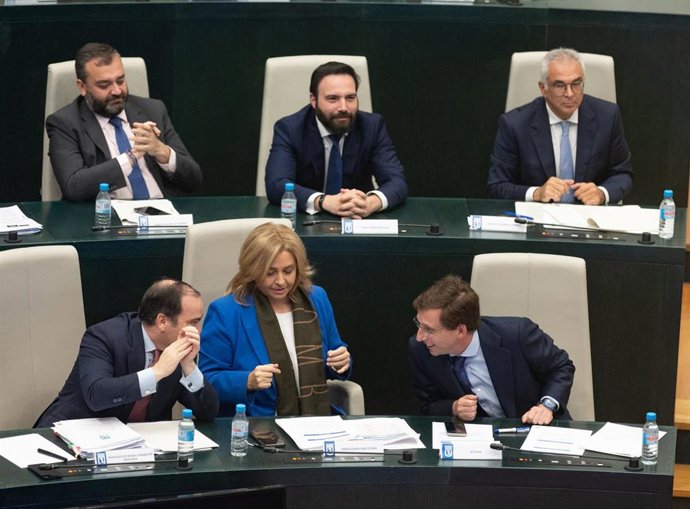 (I-D) El delegado de Urbanismo, Medio Ambiente y Movilidad, Borja Carabante; la vicealcaldesa de Madrid, Inmaculada Sanz y el alcalde de Madrid, José Luis Martínez-Almeida, durante un pleno ordinario en el Ayuntamiento de Madrid, en el Palacio de Cibeles
