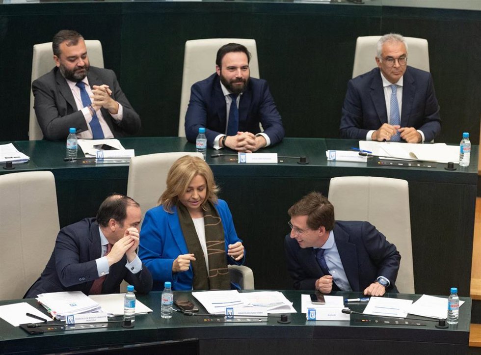 (I-D) El delegado de Urbanismo, Medio Ambiente y Movilidad, Borja Carabante; la vicealcaldesa de Madrid, Inmaculada Sanz y el alcalde de Madrid, José Luis Martínez-Almeida, durante un pleno ordinario en el Ayuntamiento de Madrid, en el Palacio de Cibeles