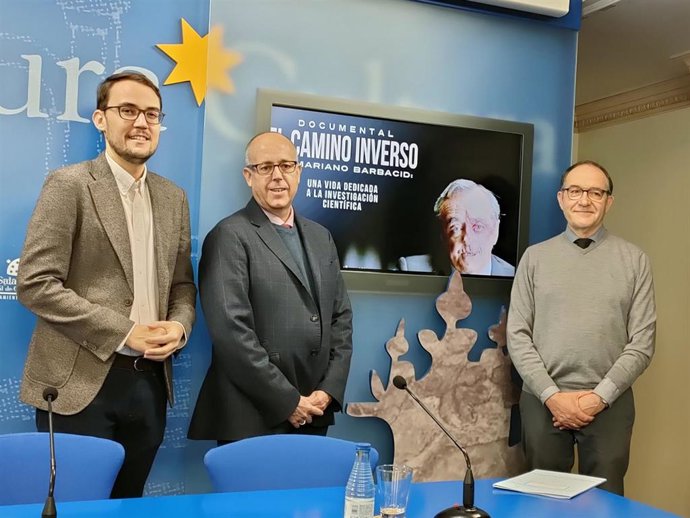 El concejal Ángel Fernández, el vicerrector de la USAL José Miguel Mateos y el investigador Santiago López-García, de izquierda a derecha, en el Lideo de Salamanca