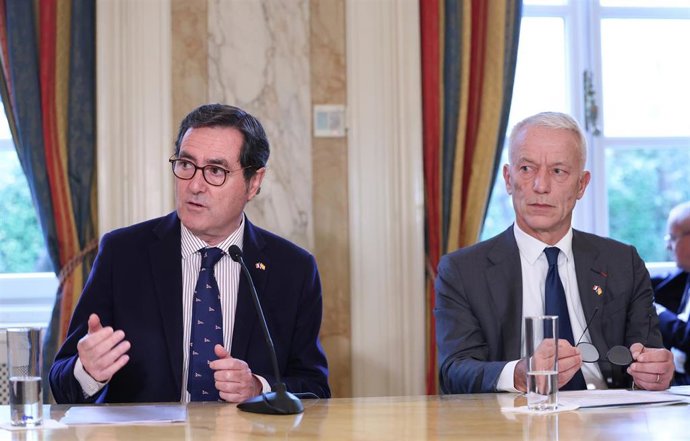 El presidente de la CEOE, Antonio Garamendi (i) y el presidente de MEDEF, Patrick Martin (d), durante la inauguración del IV Foro Económico Francia-España, en la Residencia del Embajador de Francia.