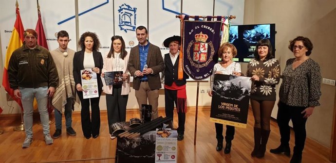 El diputado de Innovación Digital, David Esteban, y la alcaldesa de Nava del Rey, Denís Vázquez, durante la presentación de la festividad de la Virgen de los Pegotes