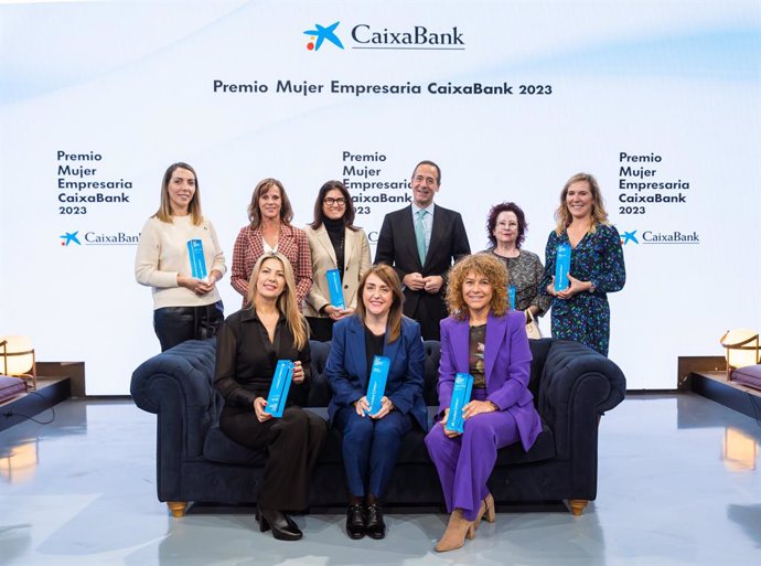 El conseller delegat de CaixaBank, Gonzalo Gortázar, i les guanyadores dels Premis Dona Empresria