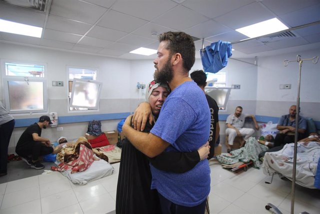 Palestinos heridos y sus familiares en el interior del Hospital Al Shifa, en la Franja de Gaza, en medio de la ofensiva del Ejército de Israel tras los ataques ejecutados el 7 de octubre por Hamás