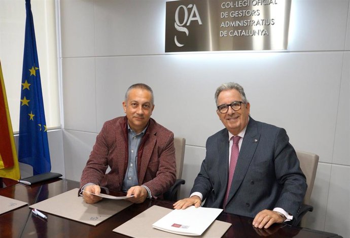 El presidente del Consell del Treball, Econmic i Social de Catalunya (Ctesc), Toni Mora, y el presidente del Collegi Oficial de  Gestors Administratius de Catalunya (Cogac), Josep Ribó.