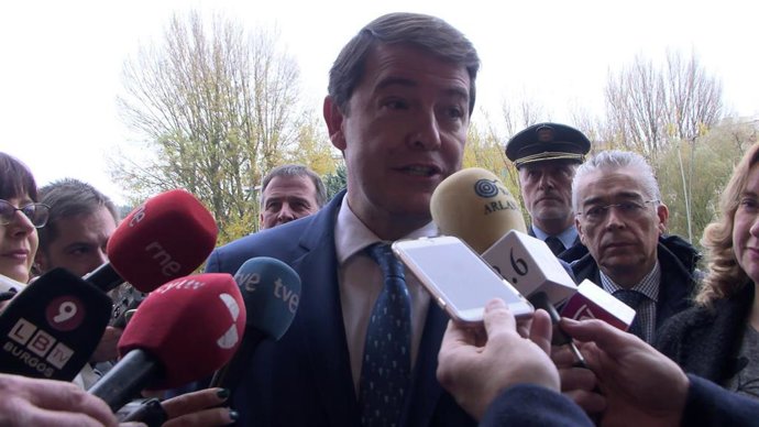 Fernández Mañueco a tiende a los medios de comunicación en Burgos.