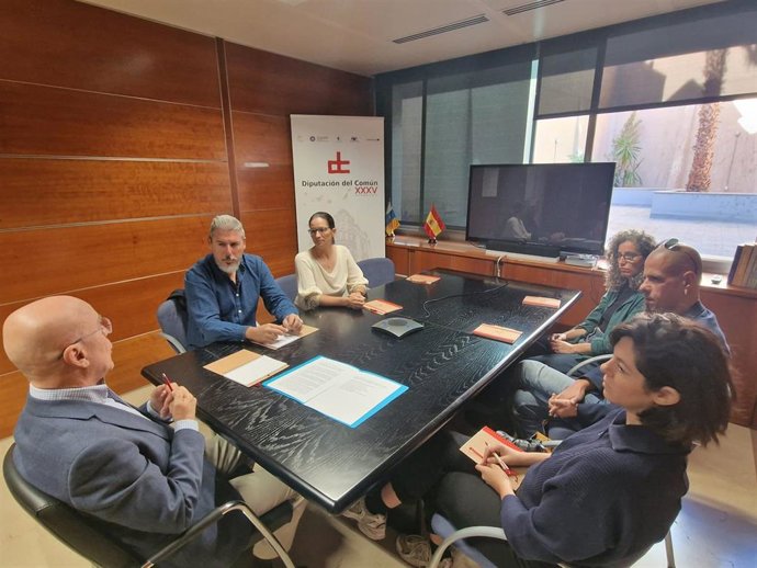 El Diputado del Común, Rafael Yanes, se reúne con representantes del sector cultural de las islas, que han denunciado el incumplimiento de la Ley del Sistema Público de Cultura en los presupuestos canarios para 2024