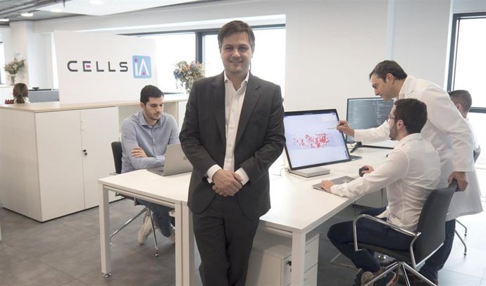 El doctor Álvaro Berbís de Pedraza, consejero ejecutivo de CELLS IA con su equipo técnico.