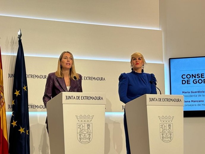 María Guardiola, junto a su consejera de Hacienda, Elena Manzano.