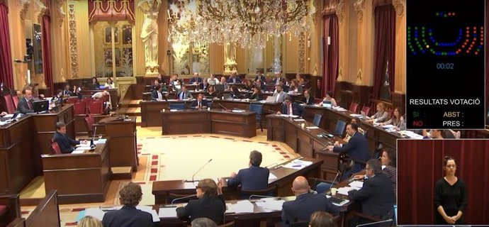 El Parlament aprueba, con la ausencia de Prohens, la moción de Vox sobre el catalán en la función pública.