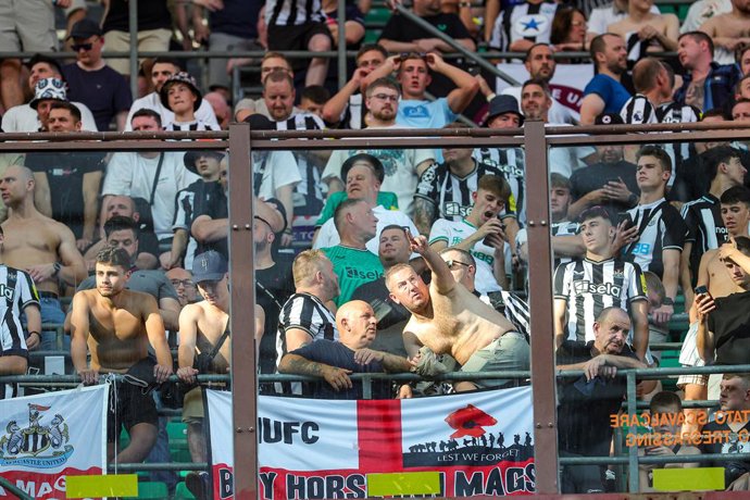 Archivo - Newcastle United fans during the Champions League match between AC Milan and Newcastle United at San Siro Stadium, San Siro, Italy on 19 September 2023. Photo Nigel Keene ProSportsImages / DPPI