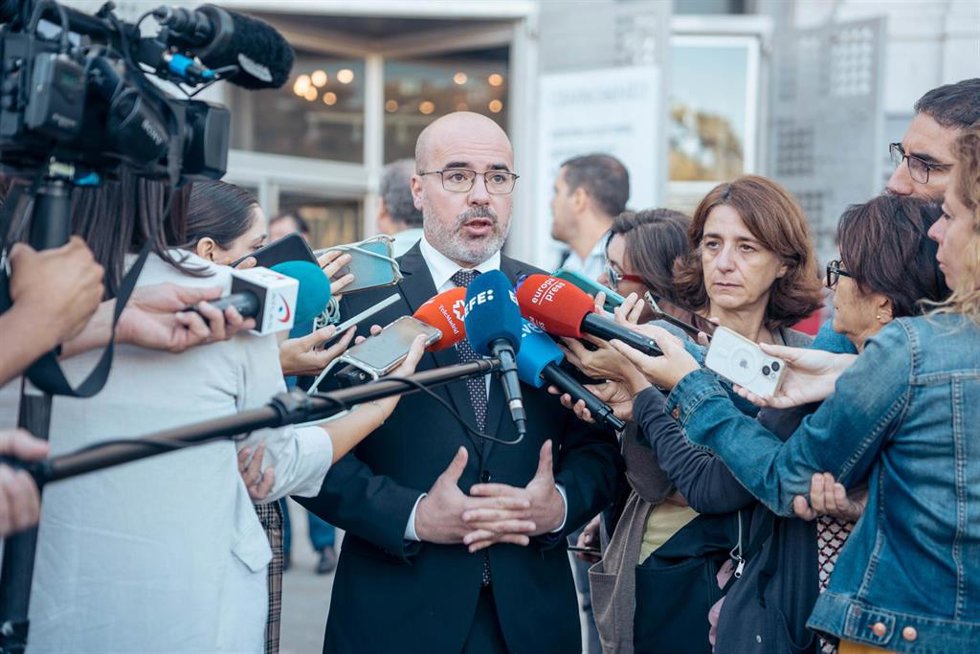 Archivo - El delegado del Gobierno en Madrid, Francisco Martín, ofrece declaraciones a los medios tras participar en el minuto de silencio convocado por el Ayuntamiento como muestra de repulsa y condena por el asesinato de una mujer víctima de violencia