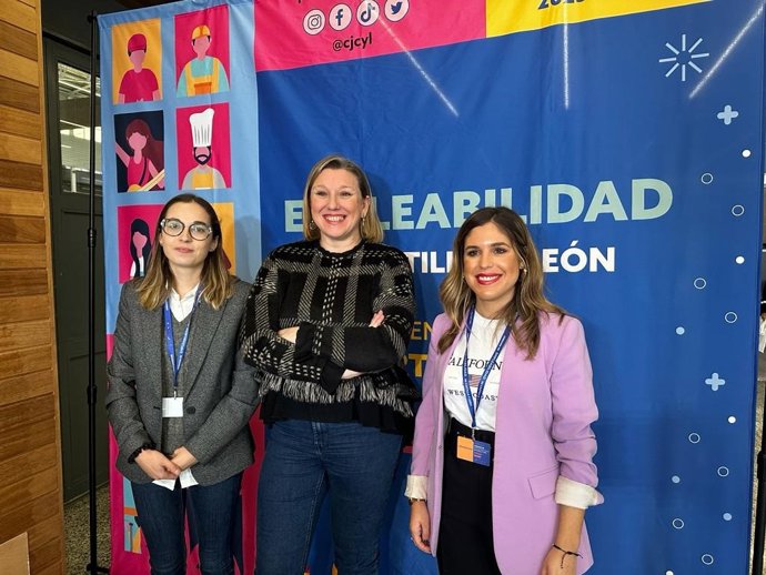 La consejera de Familia, Isabel Blanco, la presidenta del Consejo de la Juventud, Sandra Ámez, y la directora general de Juventud, Estela López García.