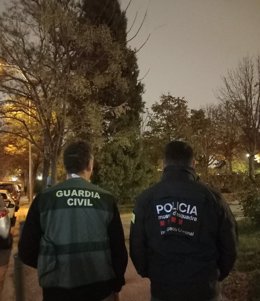 Els Mossos d'Esquadra i la Gurdia Civil durant l'operatiu