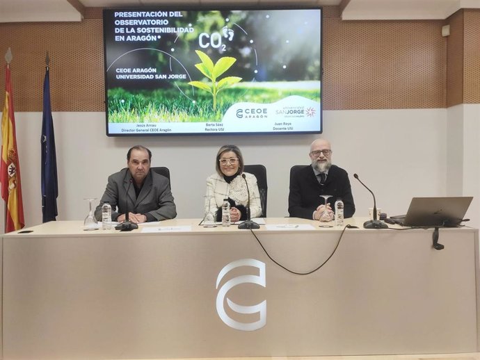 El director general de CEOE Aragón, Jesús Arnau, la rectora de la Universidad San Jorge, Berta Sáez, y el docente de la Universidad San Jorge Juan Royo, en la presentación del Observatorio de la Sostenibilidad en Aragón.