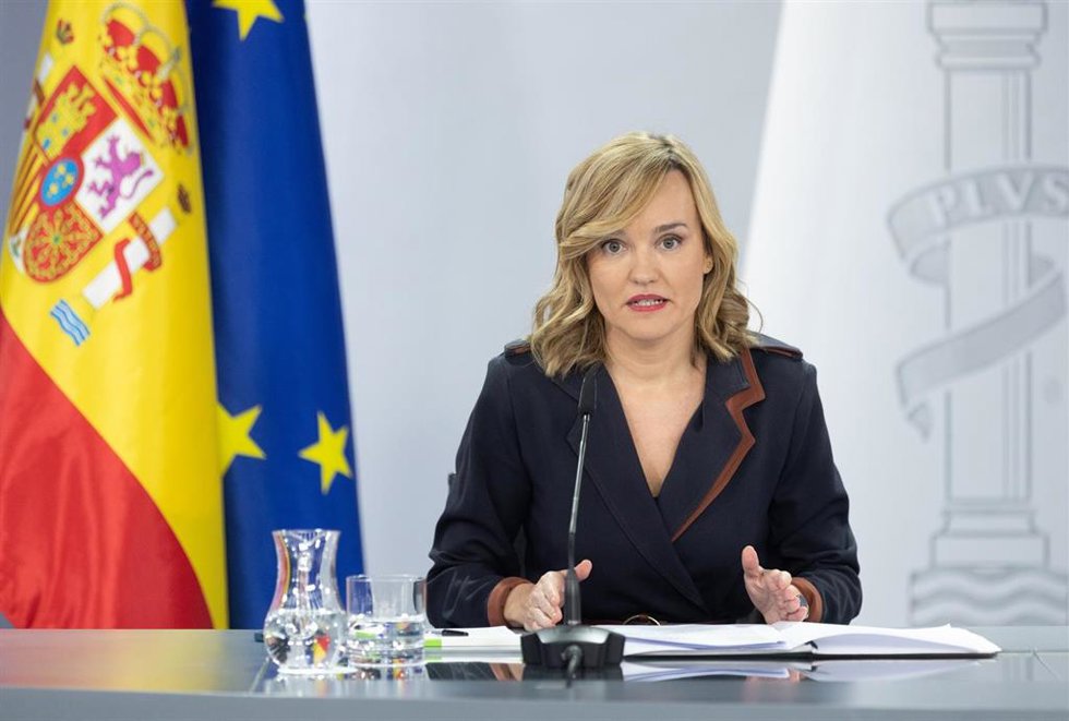 La ministra Portavoz y de Educación, Formación Profesional y Deporte, Pilar Alegría, interviene durante una rueda de prensa posterior a una reunión del Consejo de Ministros, en el Palacio de la Moncloa, a 28 de noviembre de 2023, en Madrid (España). El 