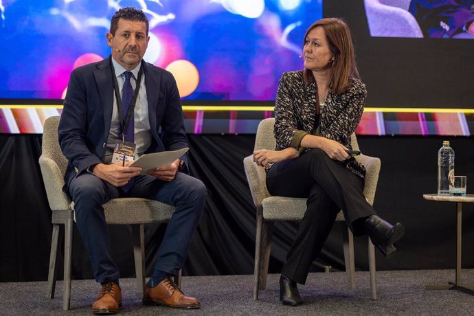 El secretario general de Fecasarm, Joaquim Boadas, y la directora de Strategy & área de Economics de PwC, Anna Merino.