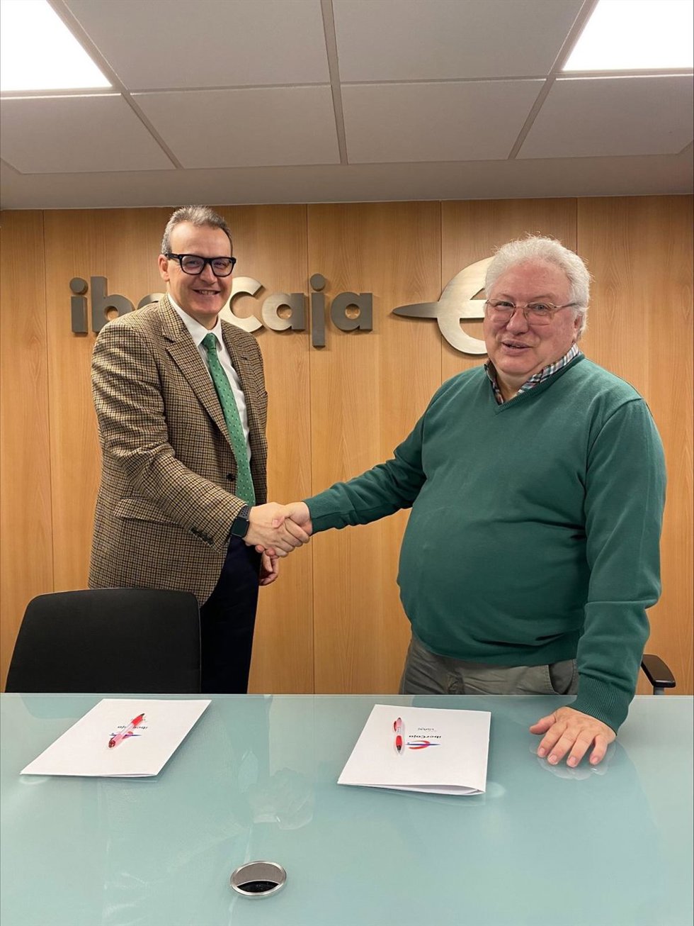 El director territorial de Ibercaja, José Ángel Pérez, y el director de Cáritas Diocesana en La Rioja, José Andrés Pérez, han firmado hoy un convenio que ayudará a la entidad social a financiar su programa de atención primaria y el fondo de solidaridad
