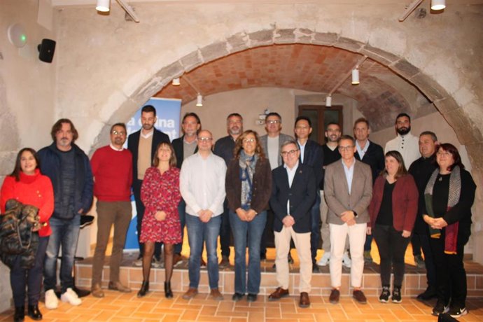 El presidente de l'Associació d'Hostaleria de l'Alt Empord (Girona), Miquel Gotanegra, junto a los miembros de la nueva junta.