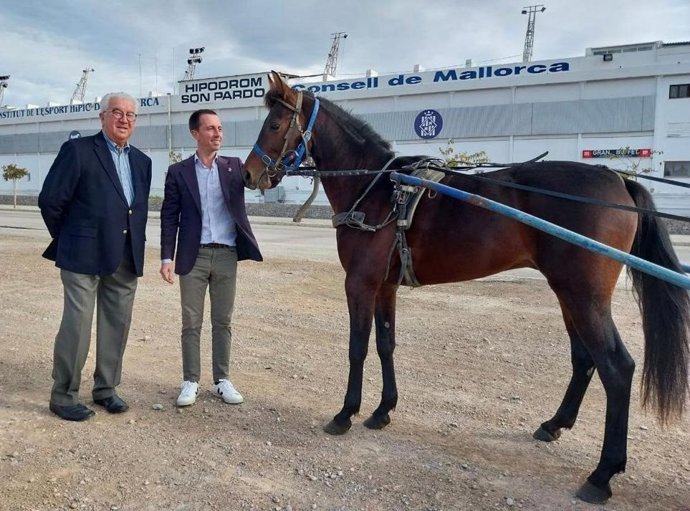 El presidente del Consell de Mallorca, Lloren Galmés, y el presidente del Institituto del deporte hípico de Mallorca, Gaspar Oliver, en el Hipódromo de Son Pardo