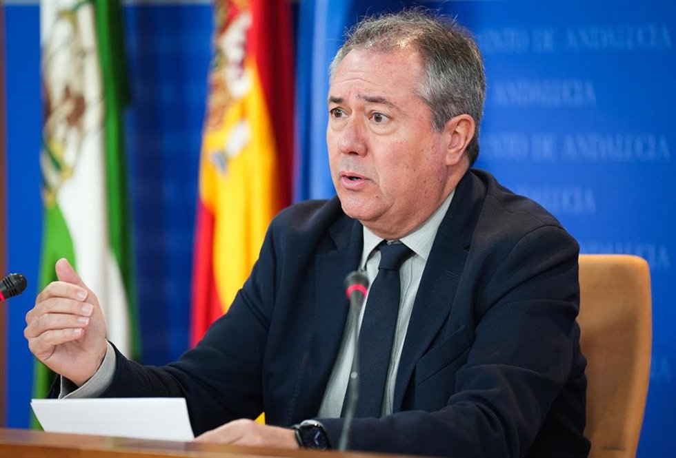 El diputado del grupo parlamentario socialista, y secretario general del PSOE-A, Juan Espadas, durante la ronda de ruedas de prensa de portavoces de los grupos parlamentarios en el Parlamento de Andalucía, a 28 de noviembre de 2023 en Sevilla (Andalucía