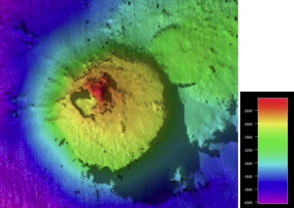 Batimetría graduada por colores del monte submarino, que se eleva desde unos 4.000 m de profundidad y alcanza un máximo de unos 2.400 m