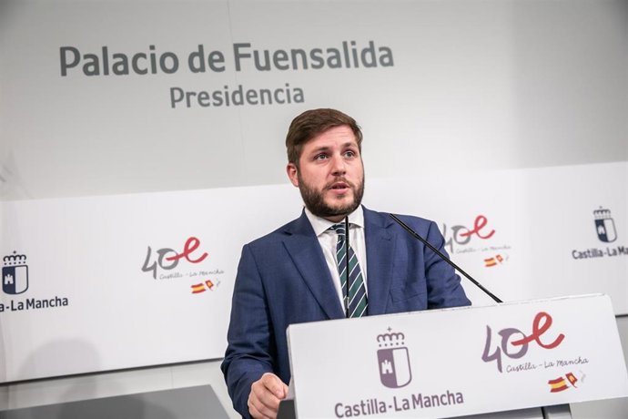 El consejero de Fomento, Nacho Hernando, comparece en rueda de prensa en el Palacio de Fuensalida, para dar cuenta de los acuerdos adoptados por el Consejo de Gobierno relacionados con su departamento.