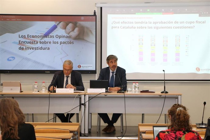 Presentación de la encuesta 'Los economisas opinan: encuesta sobre los pactos de investidura'  con el decano del COEV, Juan José Enríquez, y el vicedecano del COEV, Alfredo Hernández.