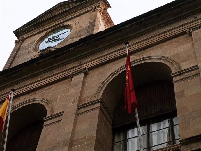 Archivo - Detalle de la fachada principal del Ayuntamiento hispalense.