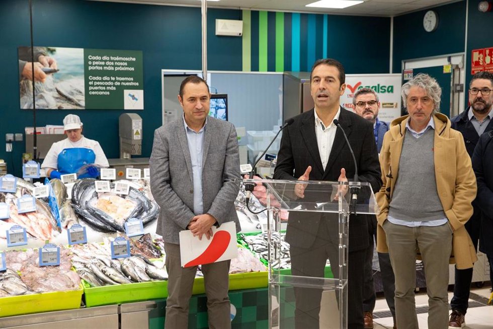 O conselleiro do Mar, Alfonso Villares, presenta el informe sobre los Efectos económicos e distributivos da redución do IVE no sector pesqueiro.  foto xoán crespo