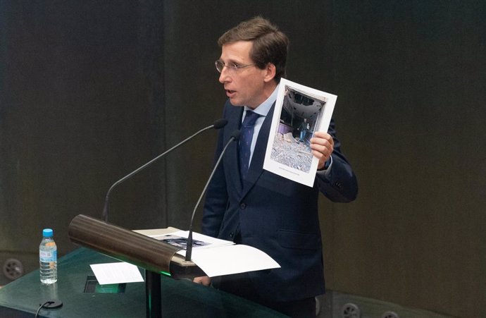 El alcalde de Madrid, José Luis Martínez-Almeida, interviene durante un pleno ordinario en el Ayuntamiento de Madrid 