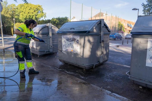 Reunión del Ayuntamiento de Sevilla con vecinos y comerciantes para mejorar la limpieza en Sevilla.