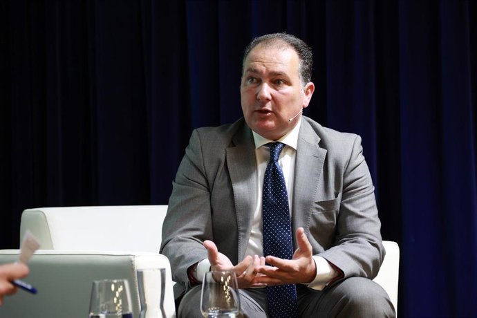 El presidente de la Diputación Provincial de Huelva, David Toscano, durante el coloquio con el delegado de Europa Press Andalucía, Francisco Morón, en los encuentros informativos de Europa Press Andalucía.