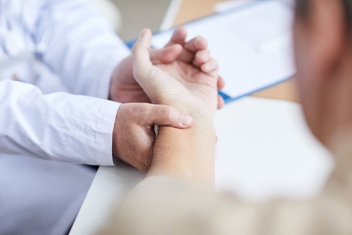 Archivo - Médico tomando la pulsación a un paciente.