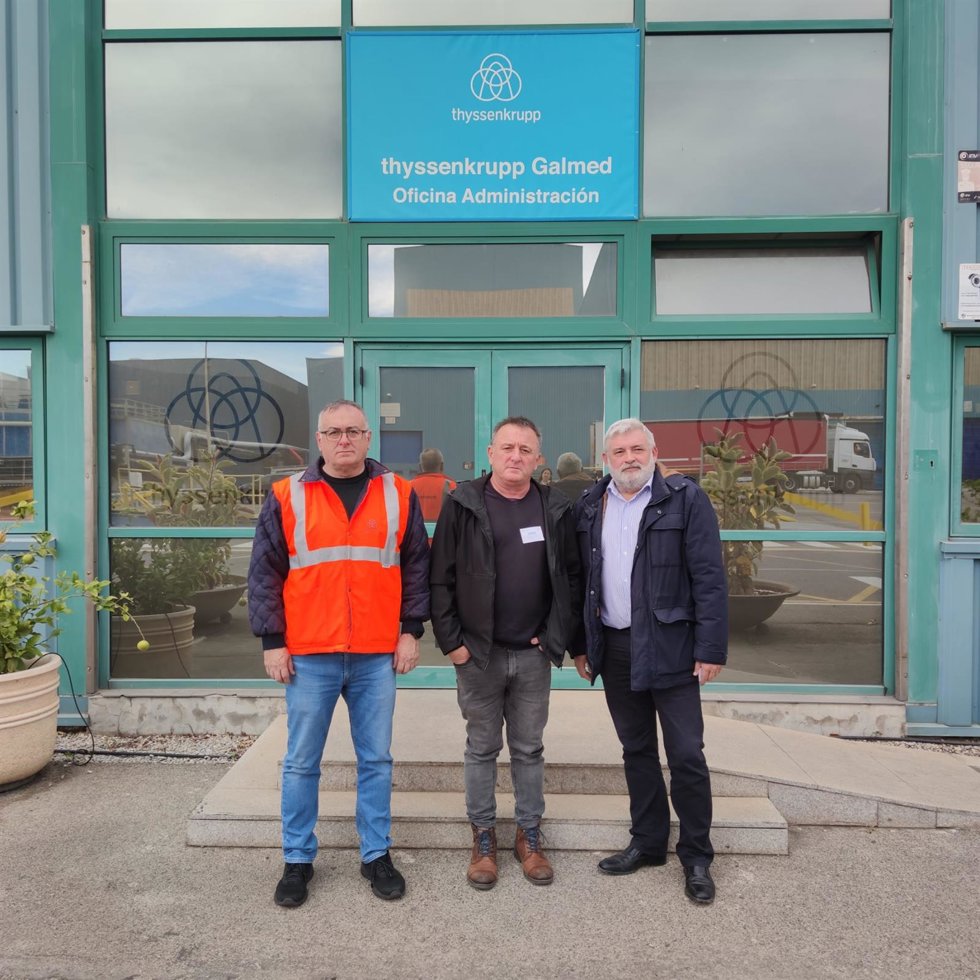 El presidente del Comité de Empresa de Galmed, Antonio Monferrer;  el secretario general de la Unión Intercomarcal de CCOO Camp de Morvedre-Alt Palncia, Sergio Villalba, y el secretario general de la Federación de Industria de CCOO PV,  Juan José Picazo