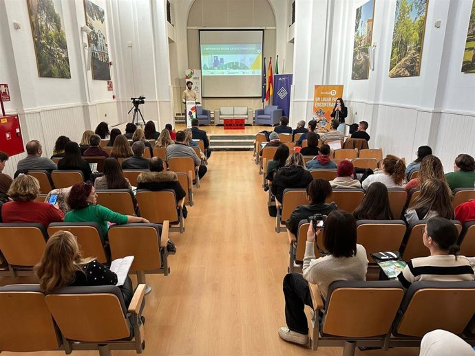 Se trata de una jornada con más de un centenar de personas en la que se abordan temas relacionados con la bioeconomía, un modelo económico basado en la utilización responsable de los recursos biológicos para la producción de bienes y servicios.