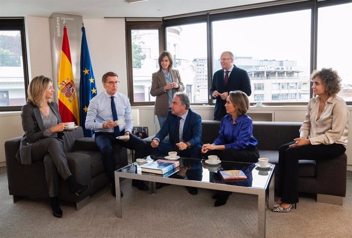 El líder del PP, Alberto Núñez Feijóo, se reúne con la secretaria general del PP, Cuca Gamarra, y otros miembros de su equipo tras los cambios anunciados en el partido.