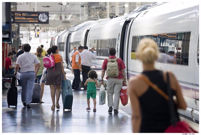 Archivo - Pasajeros tren Renfe