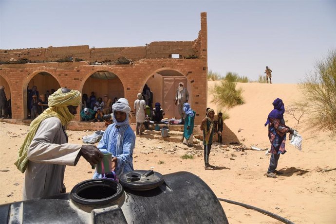 Archivo - Residentes de Koygouma, en Tombuctú, sacan agua de un pozo en Malí