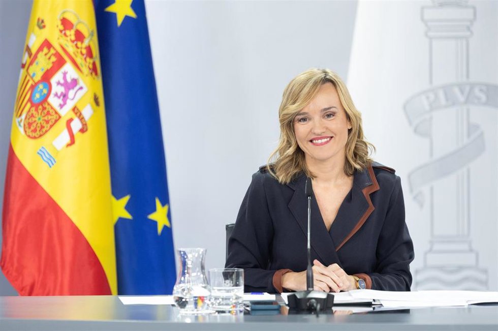 La ministra Portavoz y de Educación, Formación Profesional y Deporte, Pilar Alegría, interviene durante una rueda de prensa posterior a una reunión del Consejo de Ministros, en el Palacio de la Moncloa, a 28 de noviembre de 2023, en Madrid (España).