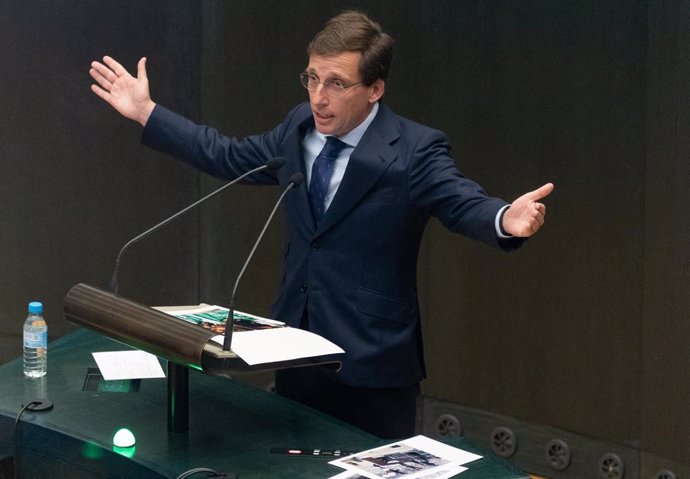 El alcalde de Madrid, José Luis Martínez-Almeida, interviene durante un pleno ordinario en el Ayuntamiento de Madrid, en el Palacio de Cibeles