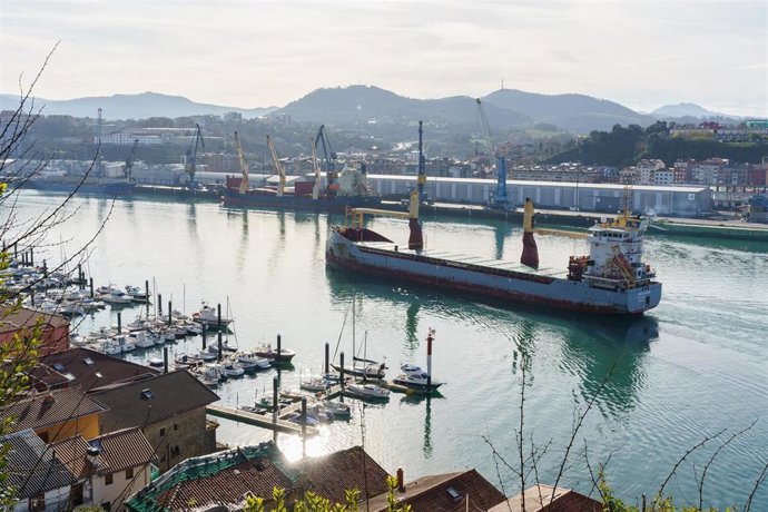 Los tráficos en el puerto de Pasaia crecen un 7'5% en el primer semestre del año, hasta las 1.847.000 toneladas