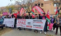 Concentración de CCOO Sevilla ante Educación en demanda de acabar con la "discriminación" de los PTIS e intérpretes